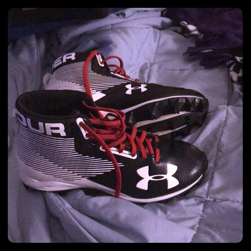 Under Armour football cleats like new, 5 1/2 Youth